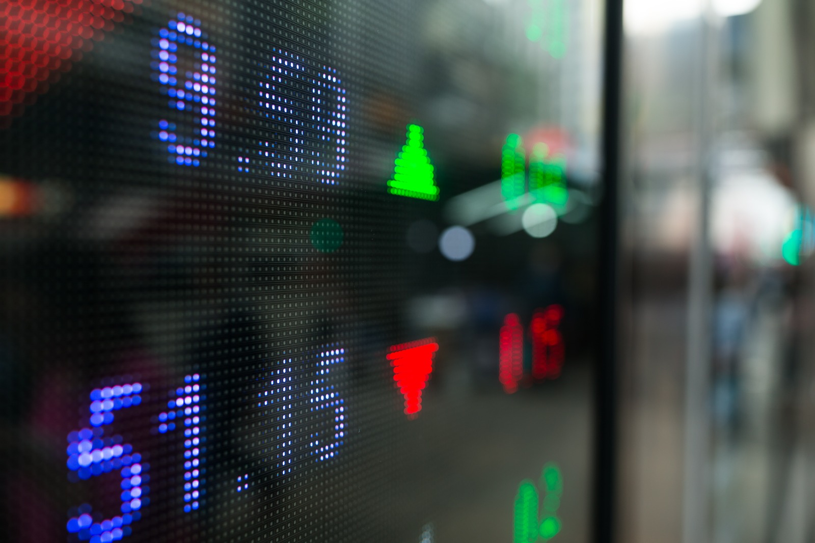 Close up view of a stock ticker. IPSX, a regulated stock exchange platform dedicated to IPOs and commercial real estate trading, is presenting itself as a way to help real estate owners raise equity amid volatile debt markets. Stocks. Trade. Assets. Market. Real Estate. Commercial Real Estate. Financial. Property. Global. International.